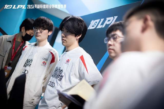 逐渐浮出水 逐渐浮出水